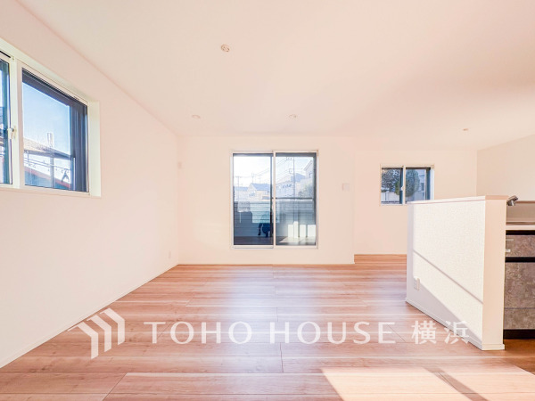 家族と過ごすひと時を溢れる光が優しく包み込むリビングダイニング。家族とともに、心穏やかに過ごすひととき。家族との時間、自分の時間を大切にできる空間がここにあります。