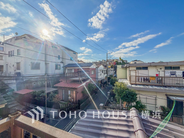 この開放感ある眺望と共に閑静な住宅街の季節感を演出する四季折々の変化を楽しめる心地よい場所となることでしょう。(2025年11月撮影)