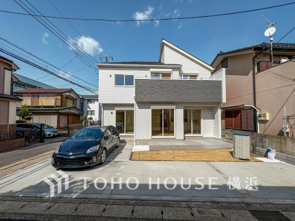 開放的な南西角地で陽当たり・通風良好です。カースペースには2台駐車可能。