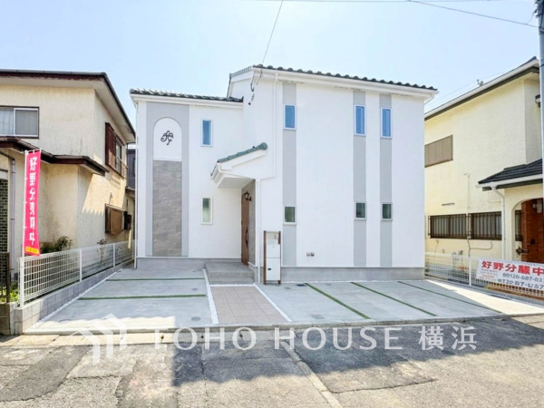 白を基調としたモダンな外観。駐車スペースには2台駐車可能です（車種によります）。