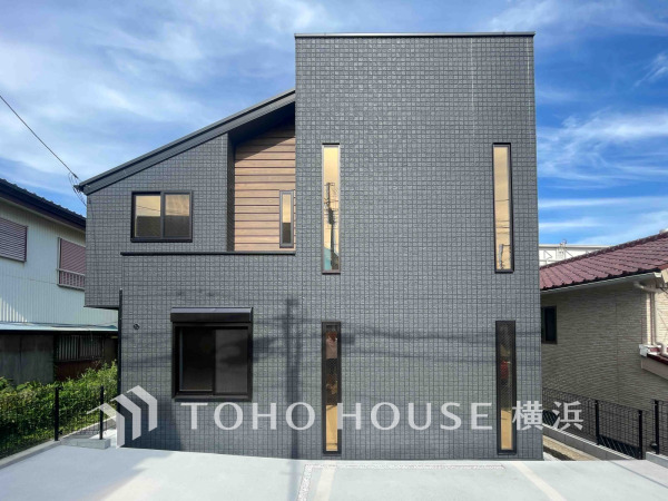 住む人を映し出す洗練された佇まいは、いつまでも輝き続けながらいつしか街の風景に溶け込んでいきます。