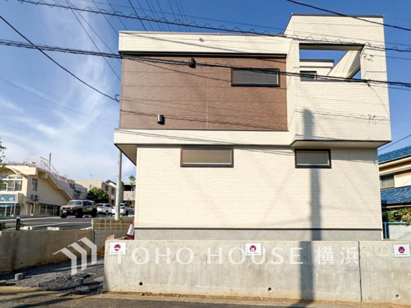 モダンなデザインの新築住宅。広々とした空間とシンプルな外観が魅力の快適な住まいです。