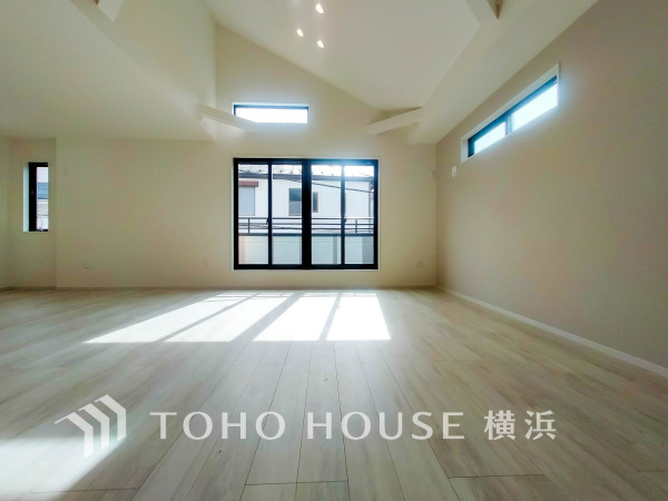 広いリビング＋コンセプトルームは23帖超で、開放感溢れる勾配天井の大空間。溢れる光と家族の笑顔、楽しい会話の花が咲く、心安らぐ団欒空間。