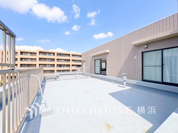大空と眺望を心ゆくまで楽しめるルーフバルコニー。広々としたオープンエア空間が開放感溢れる毎日を演出します。