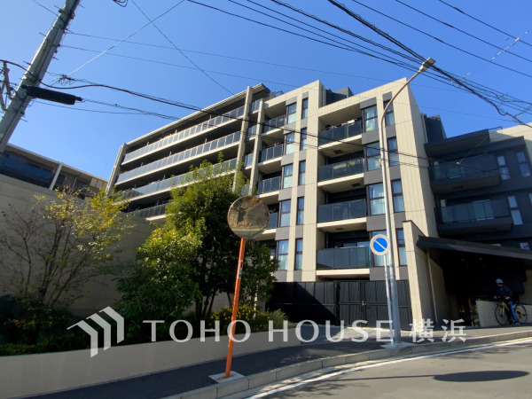 スタイリッシュな外観と緑豊かな植栽が調和した、快適で安心感のあるマンションです。