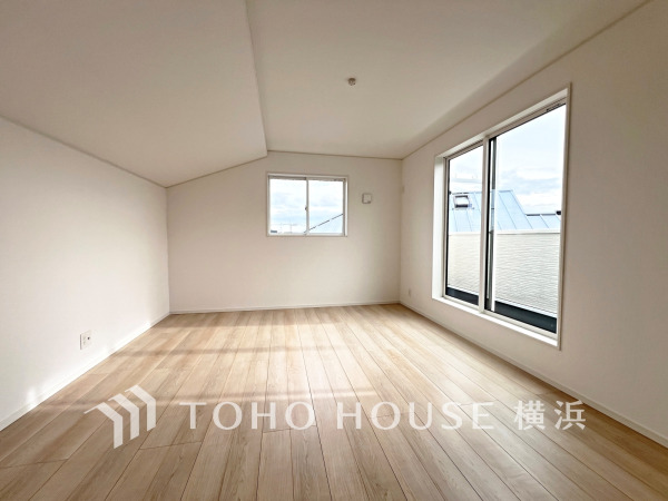 大きな窓からは快適な光を取り入れ、通気性能を上げる事で居心地の良い空間を演出します。多くの時間を過ごす住まいだからこそ、いつも快適な場所であるように心掛けています。