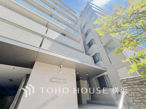 ふりそそぐ陽射しと開放的な空間形成。青空を背景に更なる美しさを醸す佇まい。暖かな陽光と爽やかな風がハーモニーを奏でる上質な空間を愉しむ暮らしがここにある。