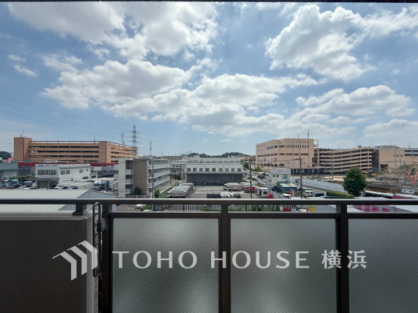 開放感があり、遮るものもなく気持ちのいい景色が広がります。お部屋にも爽やかな風と暖かく柔らかな日差しが差し込み、毎日の暮らしを豊かに彩ります。