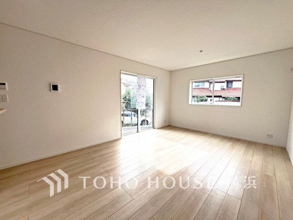 ここにはみんなが集い、食事と楽しい会話が始まる。話に夢中になりすぎて、ついつい時を忘れてしまう。そんな束の間の幸せを感じさせてくれる場所。