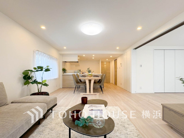 光と風が溢れる開放的なリビングダイニングには自然と家族みんなが集まってきます。明るく穏やかな空気の中で飲んだり、食べたり、笑ったり。