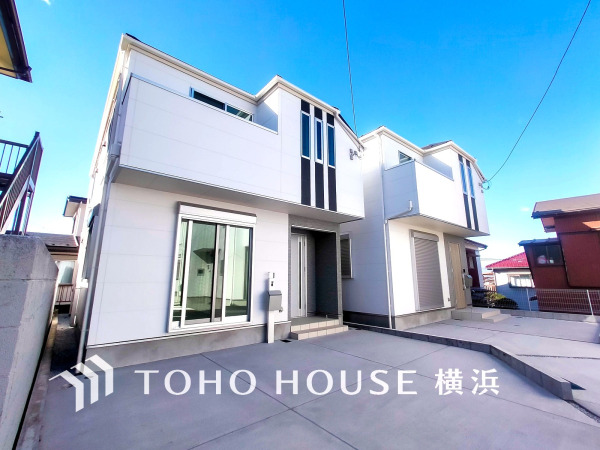 ふりそそぐ陽射しと開放的な空間形成。青空を背景に更なる美しさを醸す佇まい。暖かな陽光と爽やかな風がハーモニーを奏でる上質な空間を愉しむ暮らしがここにある。