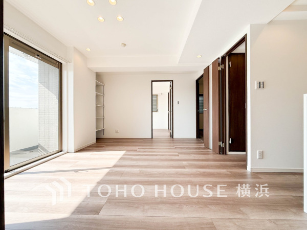 ここにはみんなが集い、食事と楽しい会話が始まる。話に夢中になりすぎて、ついつい時を忘れてしまう。そんな束の間の幸せを感じさせてくれる場所。