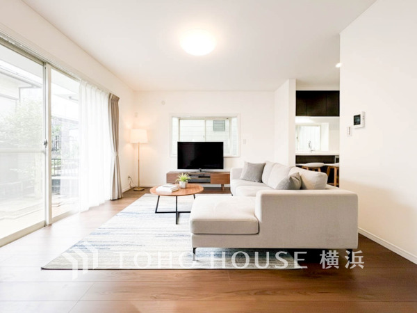 一日の中で多くの時間を過ごすことになる住まいだからこそ、いつも穏やかな空間であるように心掛けています。構成する建材などへの配慮が、住まう方の健康を守ります。家具・装飾品はCGです。