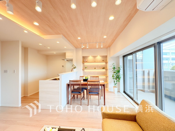 太陽の恵みを受けた明るい空間。吹きぬける風を感じながら爽やかで風通しの良い暮らしが叶います。
