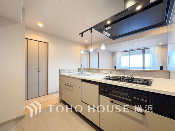 内装の主役でもあり、日常活躍する重要な水回りでもあるからこそ機能性・デザイン性に力を入れております。お手入れのしやすいシステムキッチンを採用しております。