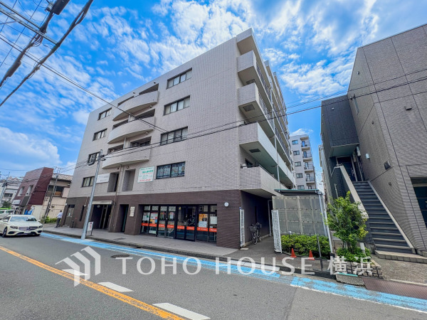 爽やかな青空の下に贅沢なほどに降り注ぐ陽光、豊かな居住性と、クオリティが見事に調和した住空間は、住まうことの喜びを感じさせてくれます。（令和7年8月撮影）