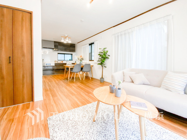 光と風が溢れる開放的なリビングダイニングには自然と家族みんなが集まってきます。明るく穏やかな空気の中で飲んだり、食べたり、笑ったり。