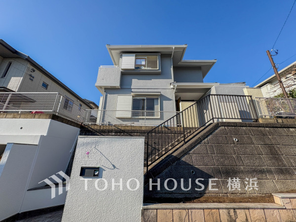 堂々たる趣ながら、主張し過ぎずどこか余裕を感じさせるシャープなフォルムで佇む邸宅は、晴天の空と照らし合わせる事で、本来あるべき完成形の姿を見せてくれます。