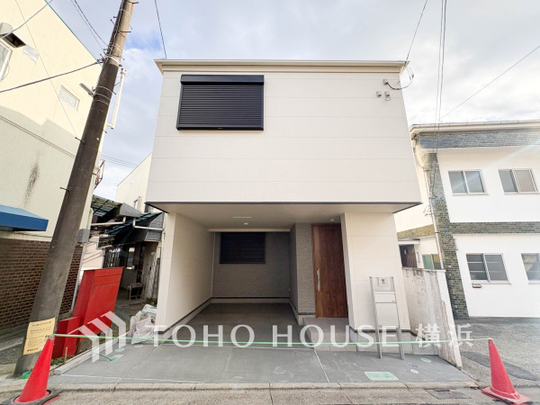 堂々たる趣ながら、主張し過ぎずどこか余裕を感じさせるシャープなフォルムで佇む邸宅は、晴天の空と照らし合わせる事で、本来あるべき完成形の姿を見せてくれます。 