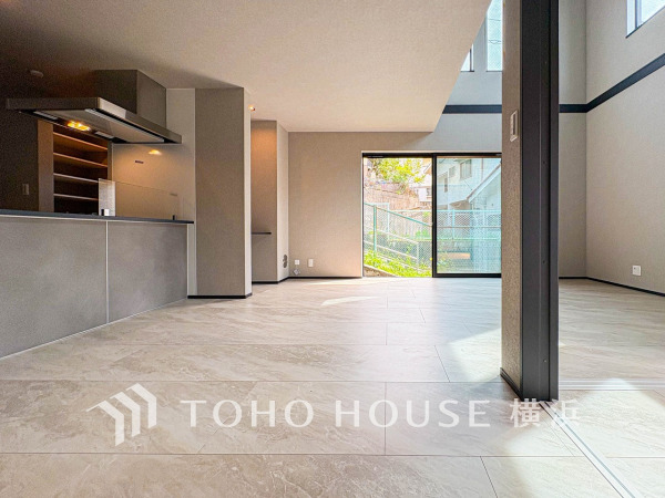 ここにはみんなが集い、食事と楽しい会話が始まる。話に夢中になりすぎて、ついつい時を忘れてしまう。そんな束の間の幸せを感じさせてくれる場所。