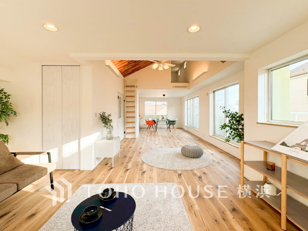 勾配天井のLDKは広々した２６帖の大空間。家族やお客様との時間など、多くの時を刻む空間。何気なく過ぎる時でさえも上質なひと時となる快適な空間を目指して。