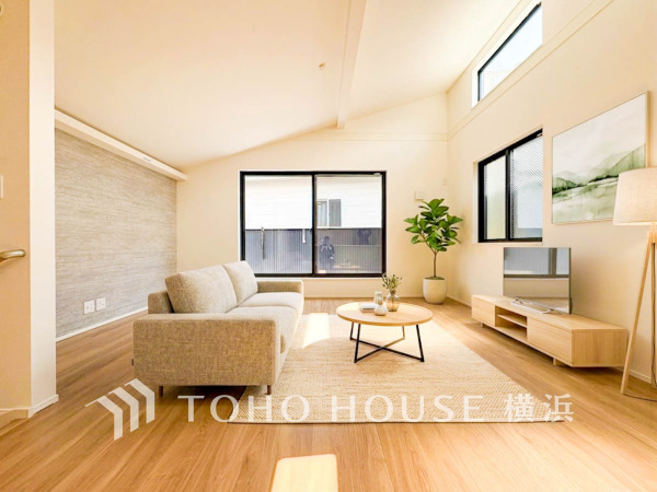 開放的な勾配天井が空間に広がりを持たせた、2階リビングの間取り。高窓からもたっぷりと光を取り込んだ明るいLDKは、ご家族が自然と集まってくるような居心地良さも魅力です。(装飾品はAI加工です)