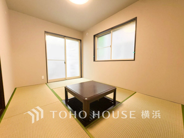 洋室とはまた違った良さと味わいがある和室。畳の香りに癒され、和の空間を感じることのできる落ち着きある一部屋です。掘りごたつのある空間で、心地よい寛ぎ時間をお過ごし頂けます。