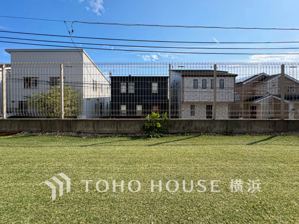 【Garden】たっぷり降り注ぐ日差しの下バーベキューを楽しんだり、大切な家族やペットと楽しく安らぐ休日を過ごせそうですね。(2026年3月撮影)