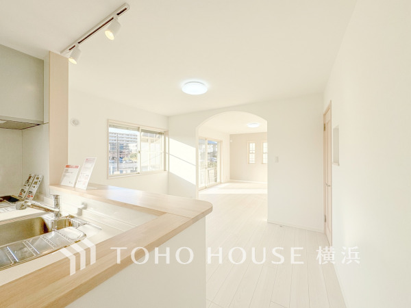 広々としたリビングダイニングは、シックでモダンな内装。落ち着いた雰囲気に包まれて、伸びやかな空間の中で、ゆったりと家族団らんのひとときを過ごせます。