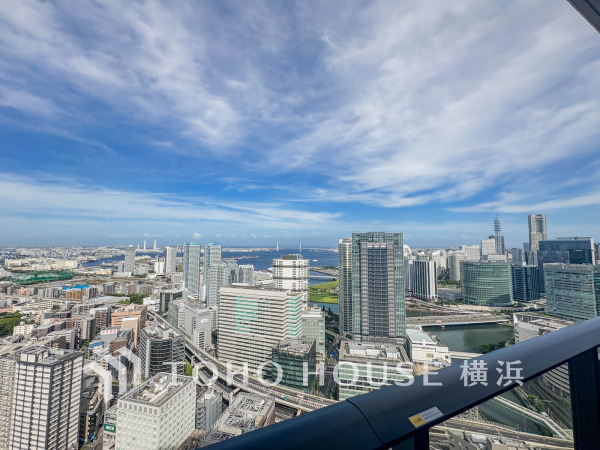 【横浜】の海ある都市の風景を広く一望できる魅力の眺望は、開放的でお住まいの価値の一つでもあります。朝も昼も夜も異なった表情を見せる街の風景は、心豊かな毎日を彩ってくれることでしょう。