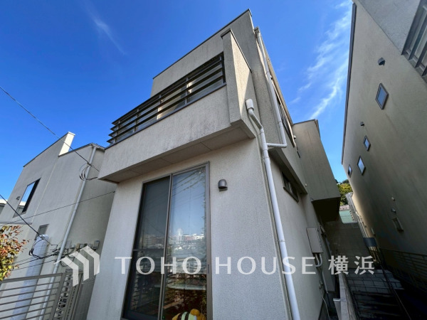 爽やかな青空の下に贅沢なほどに降り注ぐ陽光、豊かな居住性と、クオリティが見事に調和した住空間は、住まうことの喜びを感じさせてくれます。