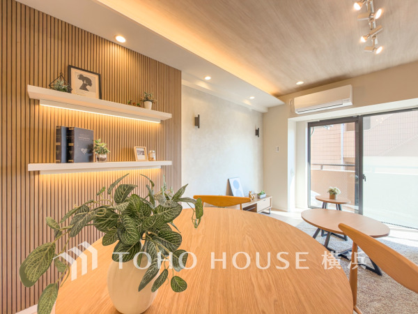 ここにはみんなが集い、食事と楽しい会話が始まる。話に夢中になりすぎて、ついつい時を忘れてしまう。そんな束の間の幸せを感じさせてくれる場所。