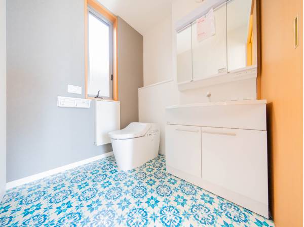 スタイリッシュで清潔感のある洗面スペースを2階にもご用意。プライベートな空間でもしっかりお洒落で機能的に仕上がっています。北欧風の床材が印象的。