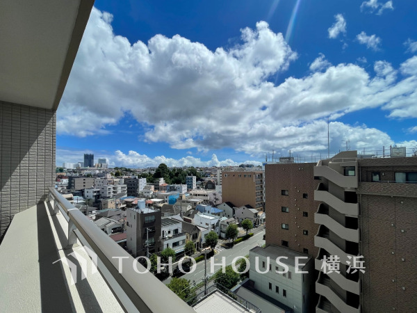 陽射しとともに、少しずつ装いを変える街の景観から、星空が地上に映りこむかのような夜景の煌きまで、この街ならではの美しい風景。