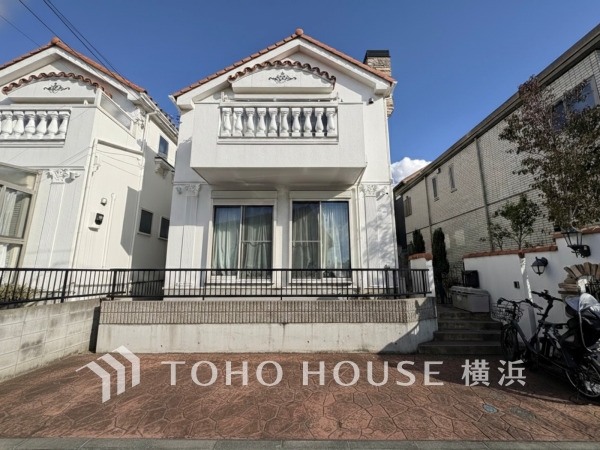 住む人を映し出す洗練された佇まいは、いつまでも輝き続けながらいつしか街の風景に溶け込んでいきます。