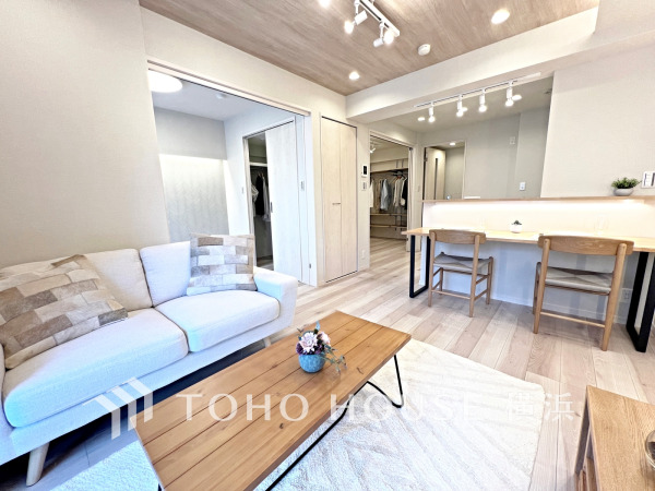 柔らかな色合いのフローリングと清潔感の溢れるクロスが明るい空間を創り出しているリビングダイニング。憩いの場に相応しく、ここで楽しむ家族の時間が絆をより深めてくれそうです。