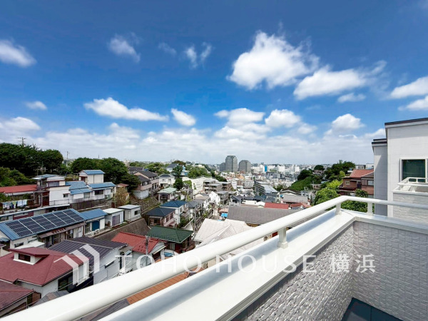 気持ちのいい空が見渡せる広いバルコニー。爽やかな風を感じて、心躍る素敵な暮らしがはじまります。暖かな陽射しをたっぷり取り込みます。