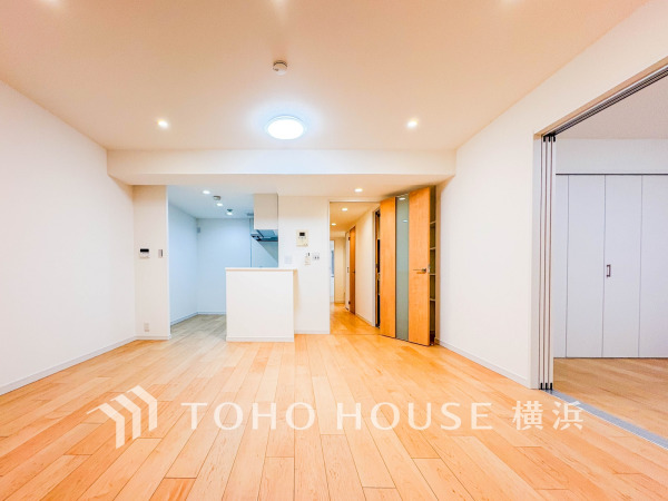 明るく開放的なリビングはナチュラルな木目床で温かみがあり、隣接の洋室とつなげて広く使えます。