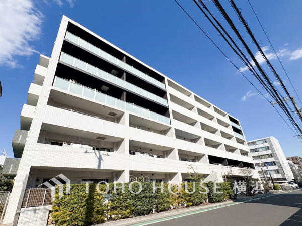 白を基調とした清潔感ある外観のマンション。閑静な住宅街に位置し、快適な暮らしを実現します。