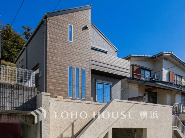 鮮やかな青空がよく似合うスタイリッシュな建物。時代が移り変わっても飽きのこないデザインは、世代を超えて永く住み継ぎたくなる、そんなお住まい。