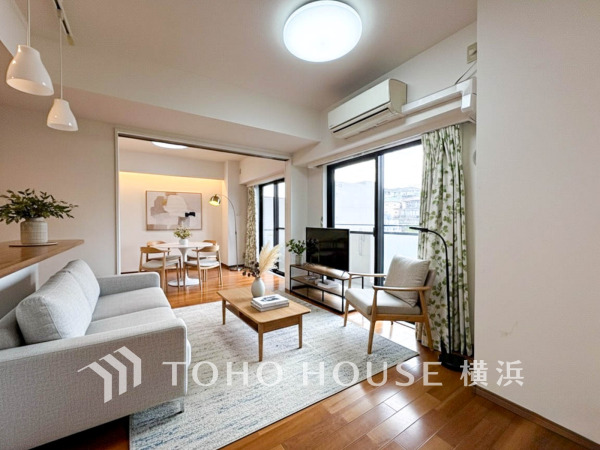 ご家族やお客様との時間など、多くの時を刻む空間。何気なく過ぎる時でさえも上質なひと時となる快適な空間を目指して。（装飾品等はAI加工です）