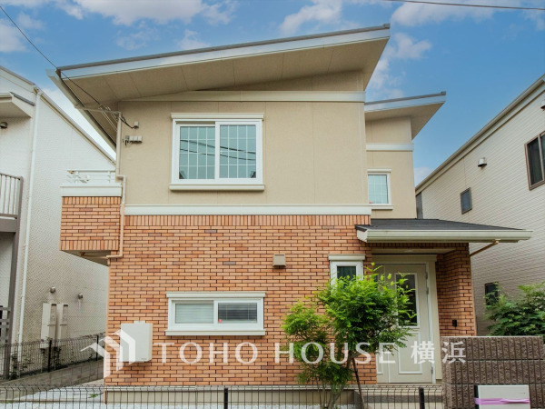 住む人を映し出す洗練された佇まいは、いつまでも輝き続けながらいつしか街の風景に溶け込んでいきます。