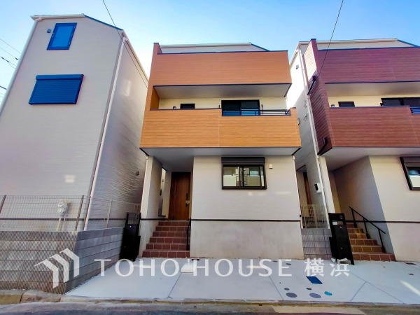 堂々たる趣ながら、主張し過ぎずどこか余裕を感じさせるシャープなフォルムで佇む邸宅は、晴天の空と照らし合わせる事で、本来あるべき完成形の姿を見せてくれます。