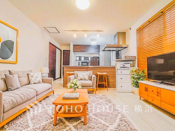 広々としたリビングダイニングは、シックでモダンな内装。落ち着いた雰囲気に包まれて、伸びやかな空間の中で、ゆったりと家族団らんのひとときを過ごせます。