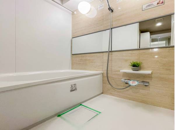 リノベーションで新規交換されたユニットバスは美しいリフレッシュ空間です。便利な浴室乾燥機、追焚機能付きのバスルームです。
