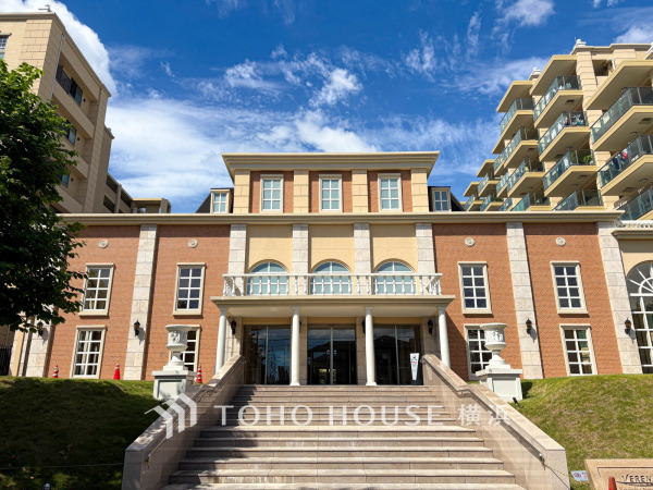 ヨーロピアン風の重厚感ある外観が魅力。広々とした階段アプローチが迎える高級感あふれるマンションエントランス。