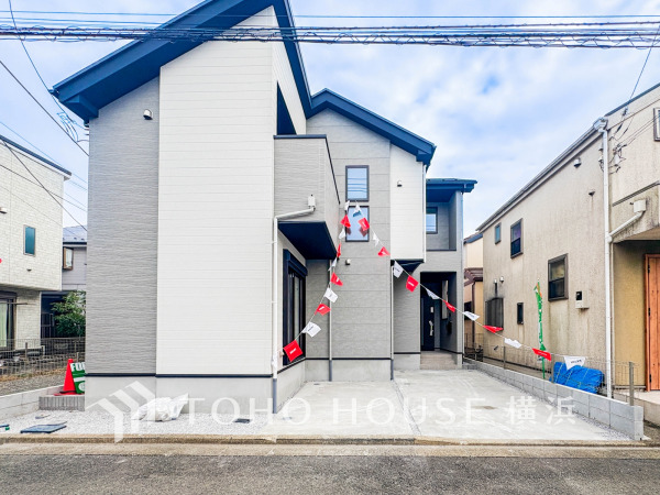 堂々たる趣ながら、主張し過ぎずどこか余裕を感じさせるシャープなフォルムで佇む邸宅は、晴天の空と照らし合わせる事で、本来あるべき完成形の姿を見せてくれます。