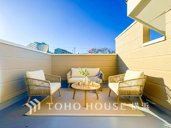 見事なまでの開放的な空間を演出しながら、太陽の笑顔と星々のささやきが舞い込み、爽やかな風を感じられます。(家具・装飾品はAI加工です）