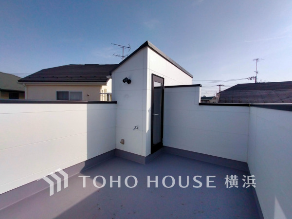 陽光とそよ風に触れることができる開放感溢れるルーフバルコニー。