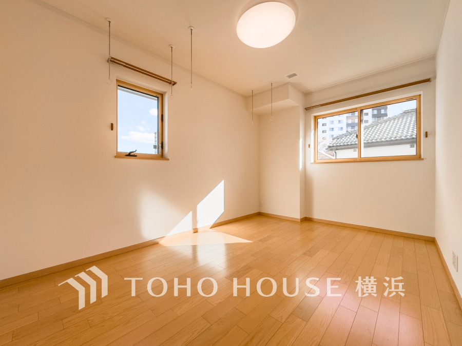 2面採光で明るく風通しの良い洋室。シンプルな内装で家具配置も自由自在の快適な空間です。